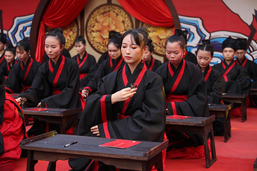 五一小长假 百信广场重现传统“冠笄之礼”成人礼